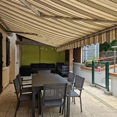 Beau Site, Avec Terrasse 펜션 *